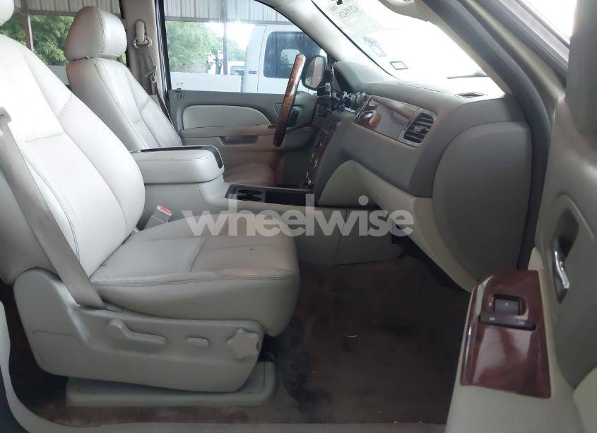 Photo 5 of 2010 Chevrolet Tahoe LT (VIN 1GNMCBE39AR157330)