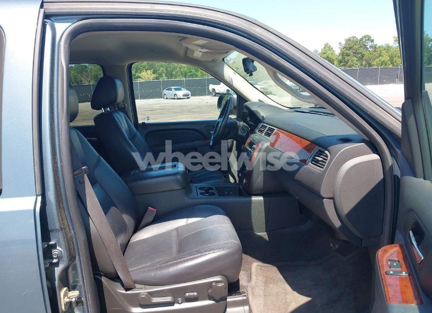 Photo 5 of 2010 Chevrolet Tahoe LT (VIN 1GNMCBE3XAR247988)