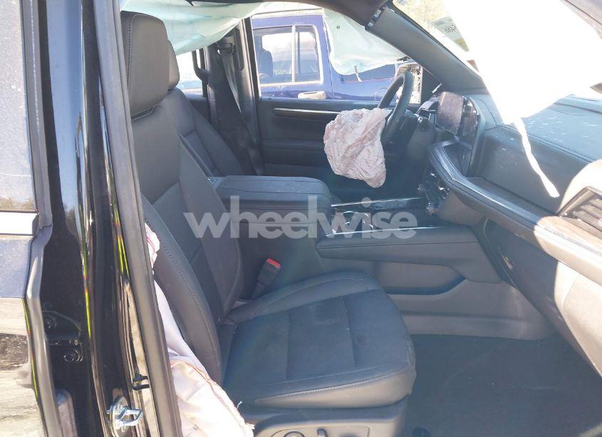 Photo 5 of 2025 Chevrolet Suburban 4WD LT (VIN 1GNS6CRD6SR109969)