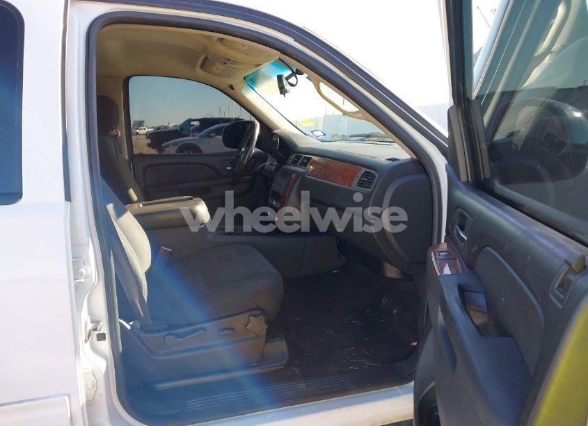 Photo 5 of 2011 Chevrolet Tahoe LS (VIN 1GNSCAE05BR256493)