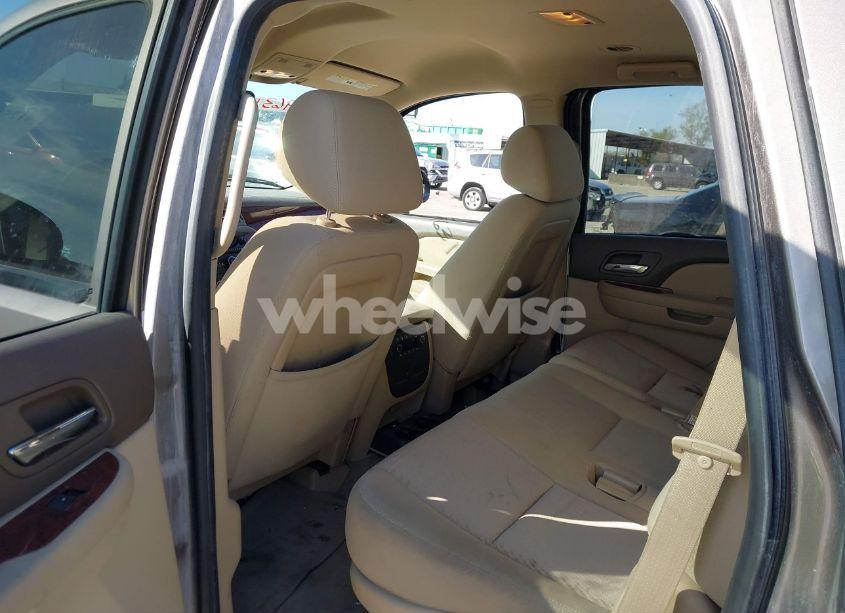 Photo 8 of 2014 Chevrolet Tahoe LS (VIN 1GNSCAE08ER191689)