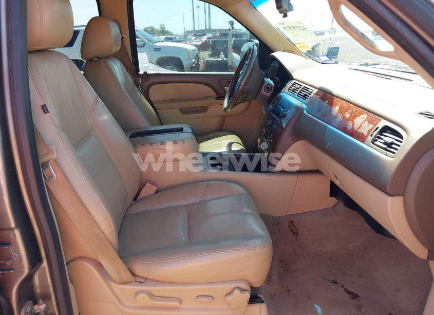 Photo 5 of 2012 Chevrolet Tahoe LT (VIN 1GNSCBE00CR105259)