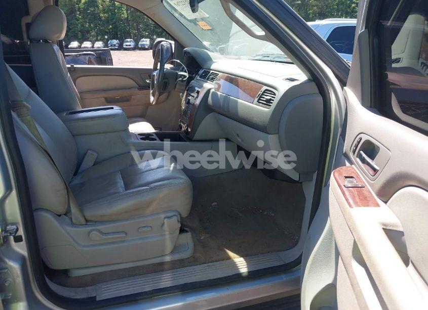 Photo 5 of 2014 Chevrolet Tahoe LT (VIN 1GNSCBE00ER147899)