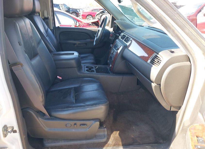 Photo 5 of 2014 Chevrolet Tahoe LT (VIN 1GNSCBE00ER230510)