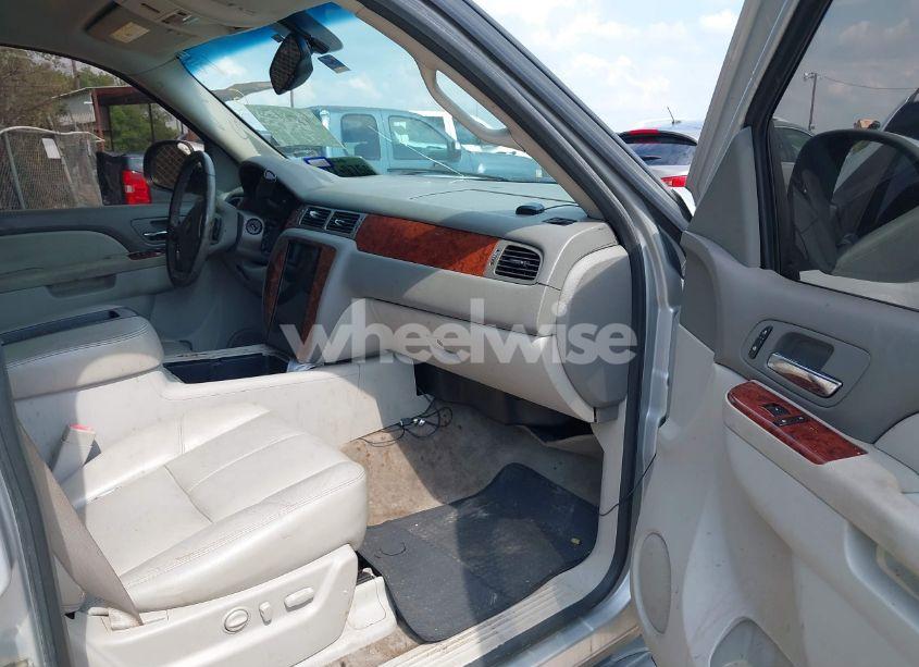 Photo 5 of 2011 Chevrolet Tahoe LT (VIN 1GNSCBE01BR120741)