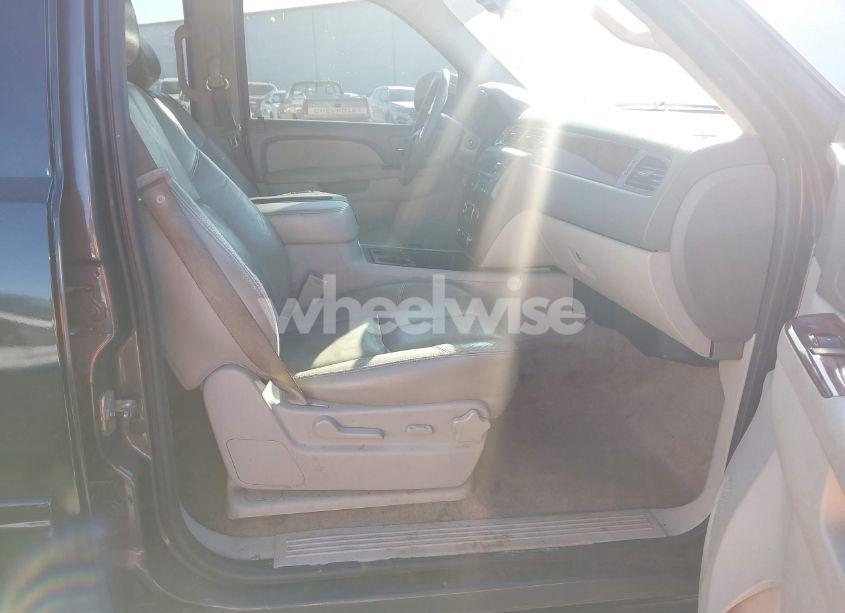 Photo 5 of 2011 Chevrolet Tahoe LT (VIN 1GNSCBE01BR190241)