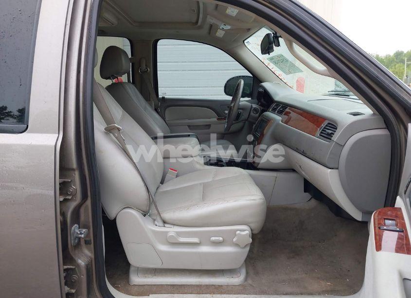 Photo 5 of 2012 Chevrolet Tahoe LT (VIN 1GNSCBE01CR123298)