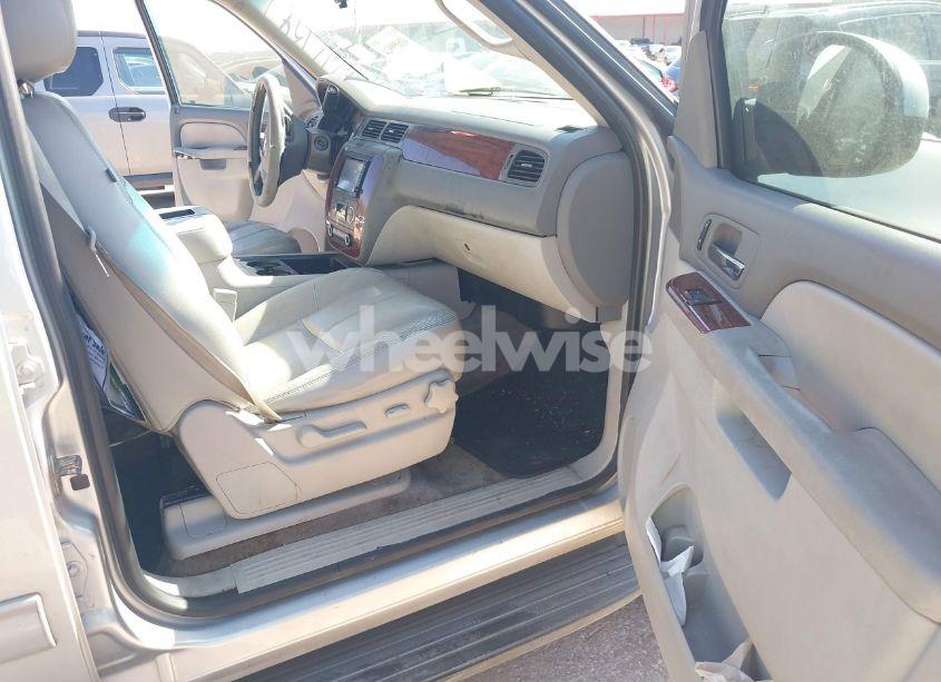 Photo 5 of 2012 Chevrolet Tahoe LT (VIN 1GNSCBE01CR125343)