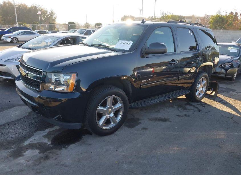 Photo 2 of 2013 Chevrolet Tahoe LT (VIN 1GNSCBE01DR171272)