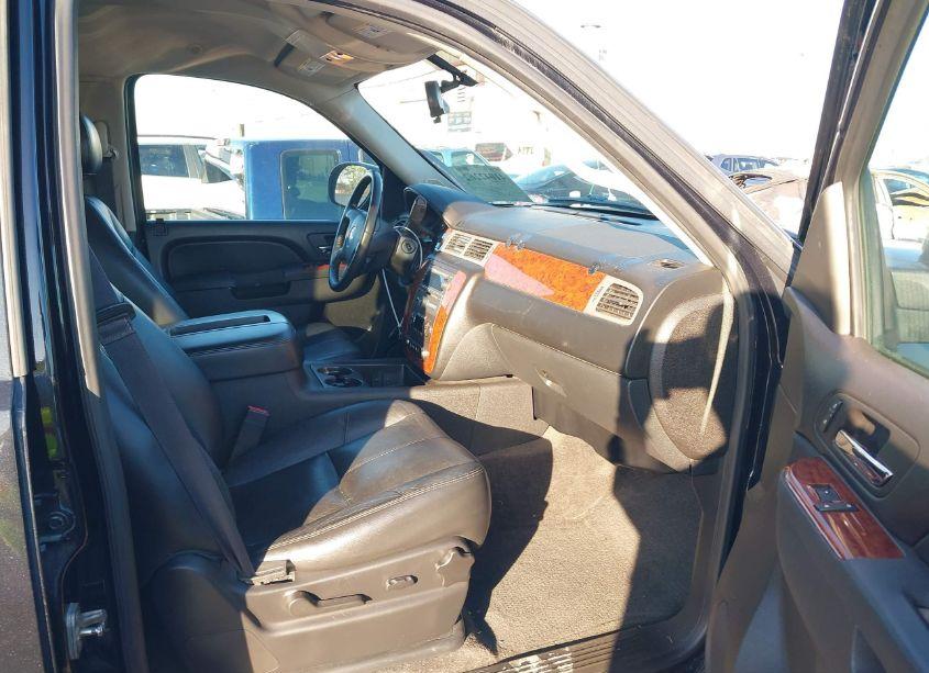 Photo 5 of 2013 Chevrolet Tahoe LT (VIN 1GNSCBE01DR171272)