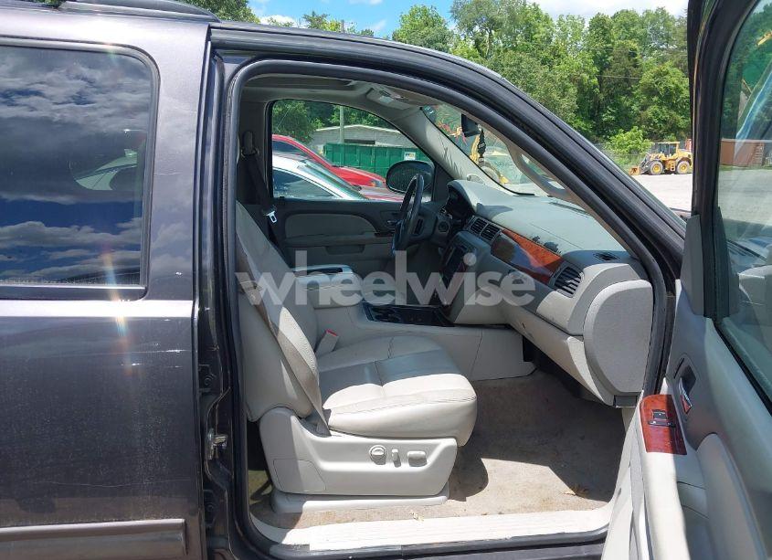 Photo 5 of 2011 Chevrolet Tahoe LT (VIN 1GNSCBE02BR156597)