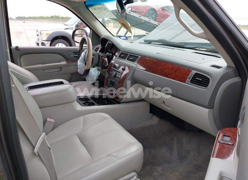 Photo 5 of 2011 Chevrolet Tahoe LT (VIN 1GNSCBE02BR342186)