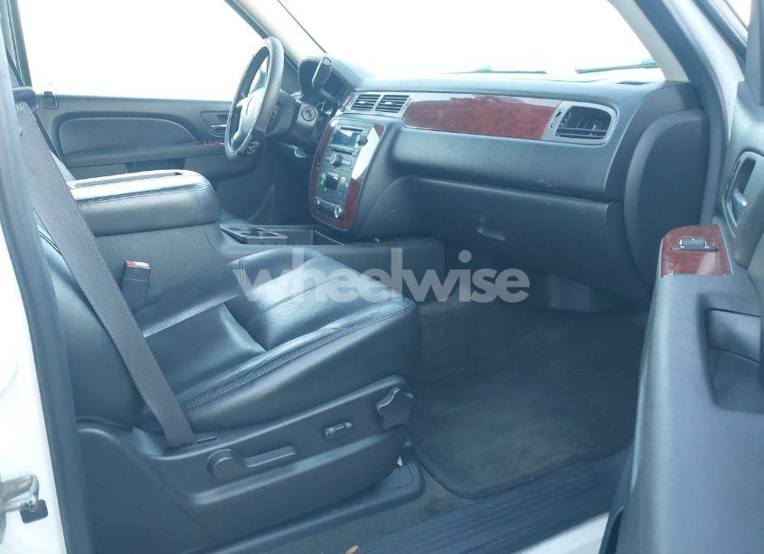 Photo 5 of 2012 Chevrolet Tahoe LT (VIN 1GNSCBE02CR101410)