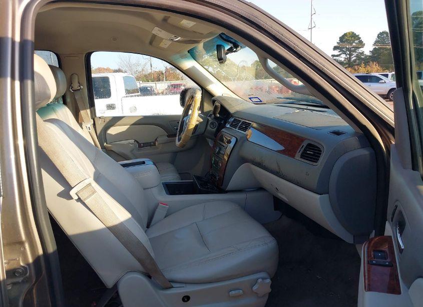 Photo 5 of 2014 Chevrolet Tahoe LT (VIN 1GNSCBE02ER215152)