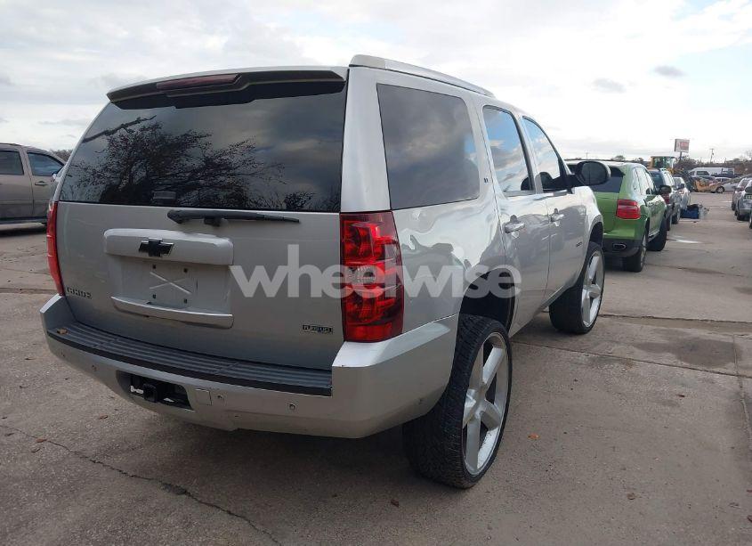Photo 4 of 2011 Chevrolet Tahoe LT (VIN 1GNSCBE03BR193996)