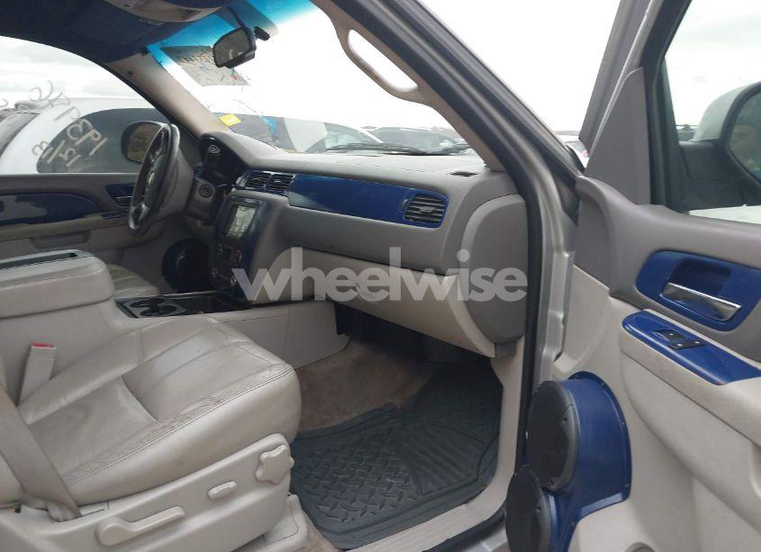 Photo 5 of 2011 Chevrolet Tahoe LT (VIN 1GNSCBE03BR193996)