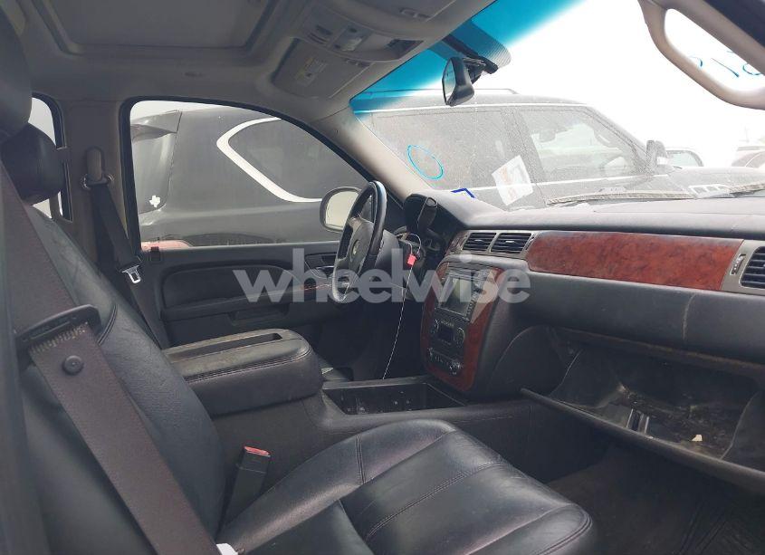 Photo 5 of 2011 Chevrolet Tahoe LT (VIN 1GNSCBE03BR380171)