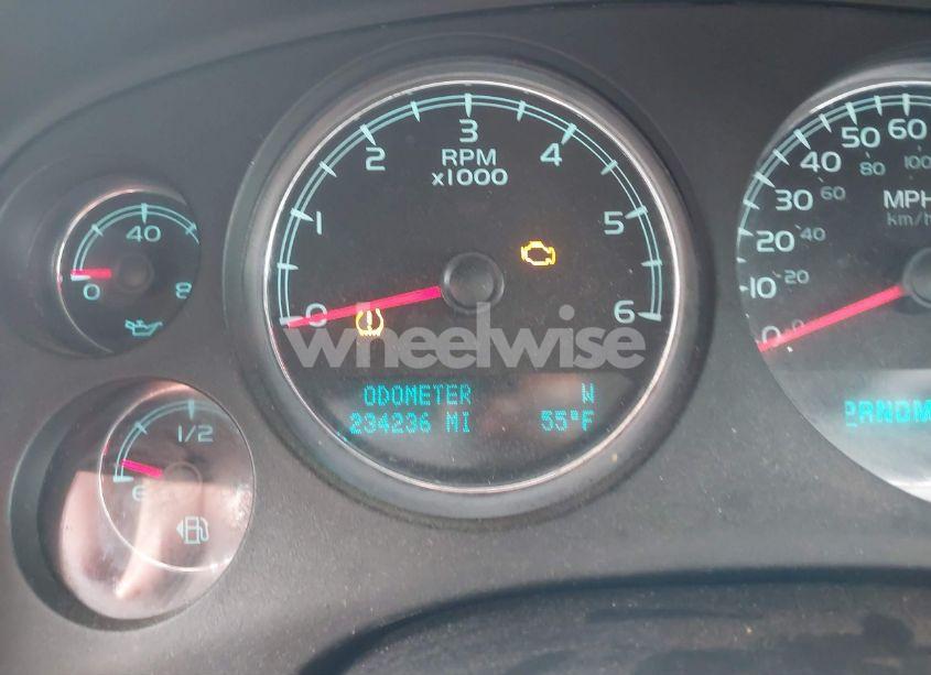 Photo 7 of 2011 Chevrolet Tahoe LT (VIN 1GNSCBE03BR380171)