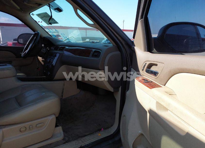 Photo 5 of 2011 Chevrolet Tahoe LT (VIN 1GNSCBE03BR390084)