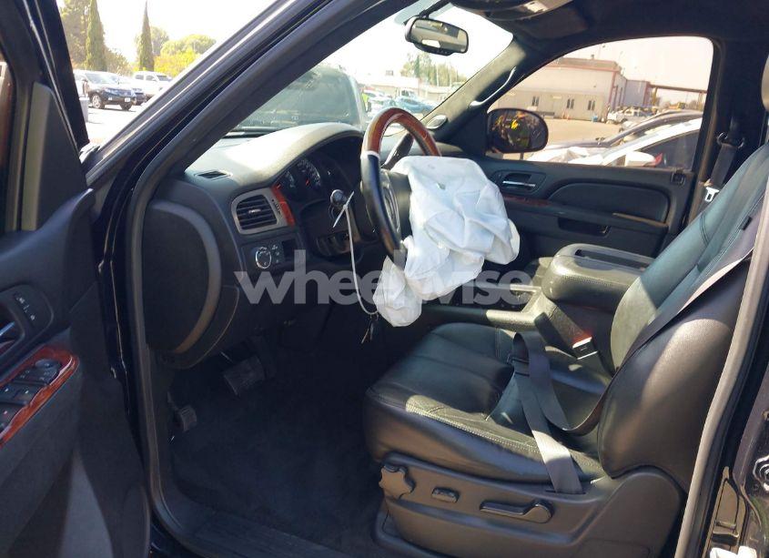 Photo 5 of 2013 Chevrolet Tahoe LT (VIN 1GNSCBE03DR174545)