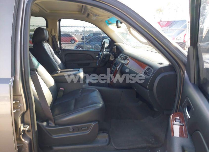 Photo 5 of 2013 Chevrolet Tahoe LT (VIN 1GNSCBE03DR235859)