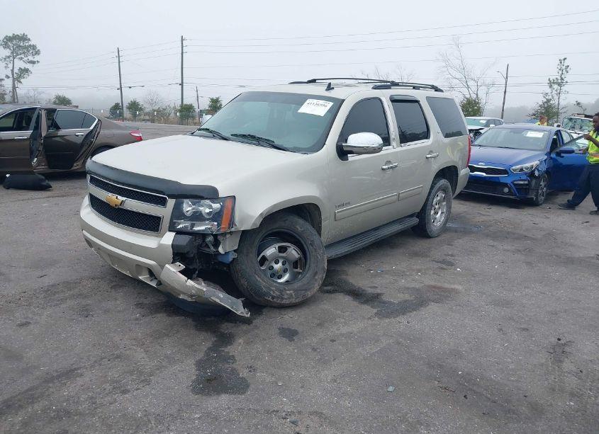 Photo 2 of 2013 Chevrolet Tahoe LT (VIN 1GNSCBE03DR352891)