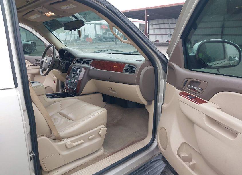 Photo 5 of 2013 Chevrolet Tahoe LT (VIN 1GNSCBE03DR352891)