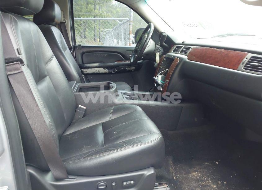 Photo 5 of 2014 Chevrolet Tahoe LT (VIN 1GNSCBE03ER185739)