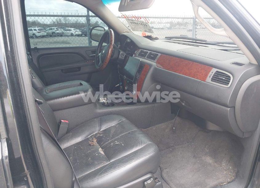 Photo 5 of 2011 Chevrolet Tahoe LT (VIN 1GNSCBE04BR319167)