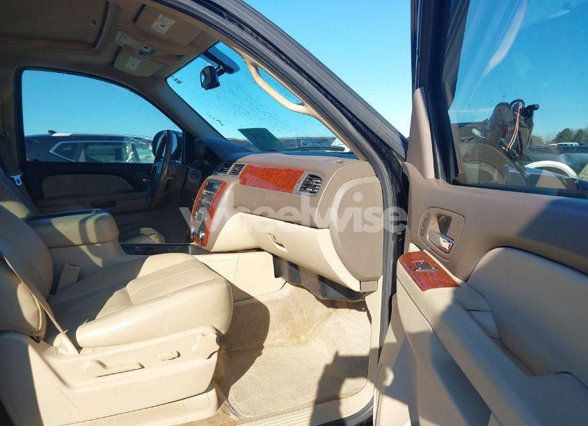 Photo 5 of 2012 Chevrolet Tahoe LT (VIN 1GNSCBE04CR318053)