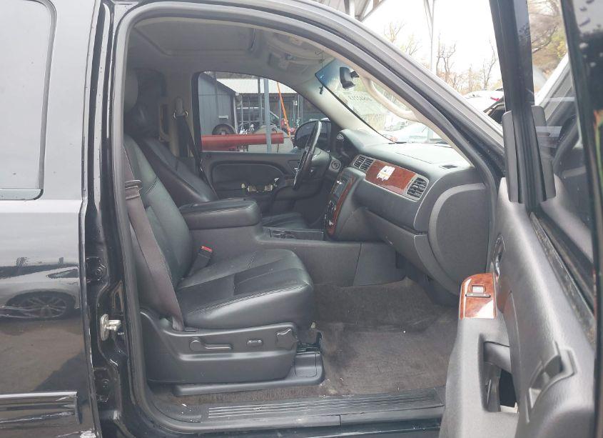 Photo 5 of 2013 Chevrolet Tahoe LT (VIN 1GNSCBE04DR108280)