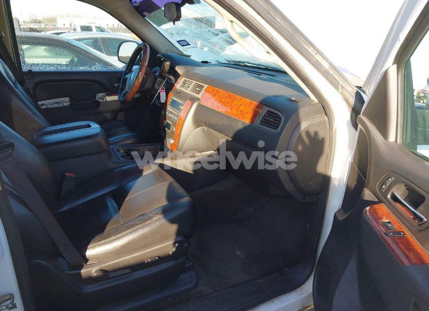 Photo 5 of 2013 Chevrolet Tahoe LT (VIN 1GNSCBE04DR157673)