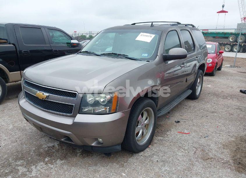 Photo 2 of 2013 Chevrolet Tahoe LT (VIN 1GNSCBE04DR163442)