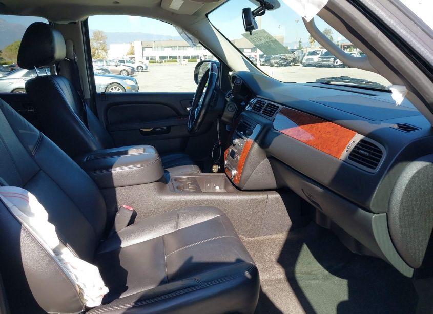 Photo 5 of 2013 Chevrolet Tahoe LT (VIN 1GNSCBE04DR255313)