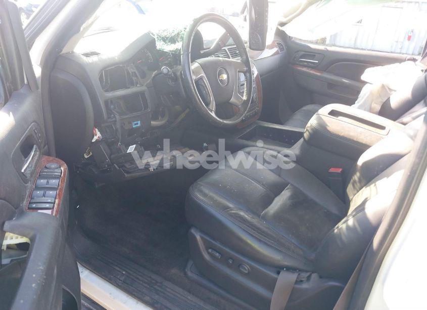 Photo 5 of 2014 Chevrolet Tahoe LT (VIN 1GNSCBE04ER229733)