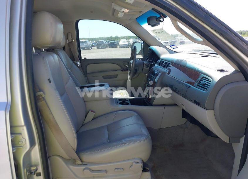 Photo 5 of 2011 Chevrolet Tahoe LT (VIN 1GNSCBE05BR190310)