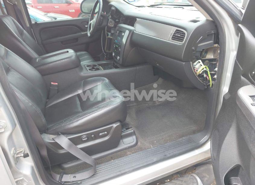 Photo 5 of 2011 Chevrolet Tahoe LT (VIN 1GNSCBE05BR376638)