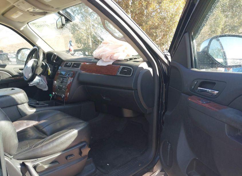 Photo 5 of 2014 Chevrolet Tahoe LT (VIN 1GNSCBE05ER216649)