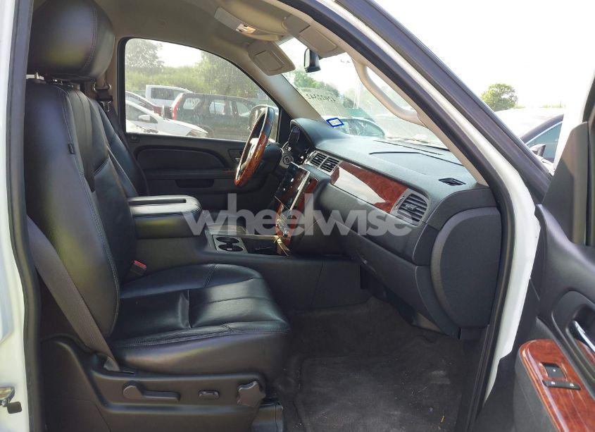 Photo 5 of 2011 Chevrolet Tahoe LT (VIN 1GNSCBE06BR120217)