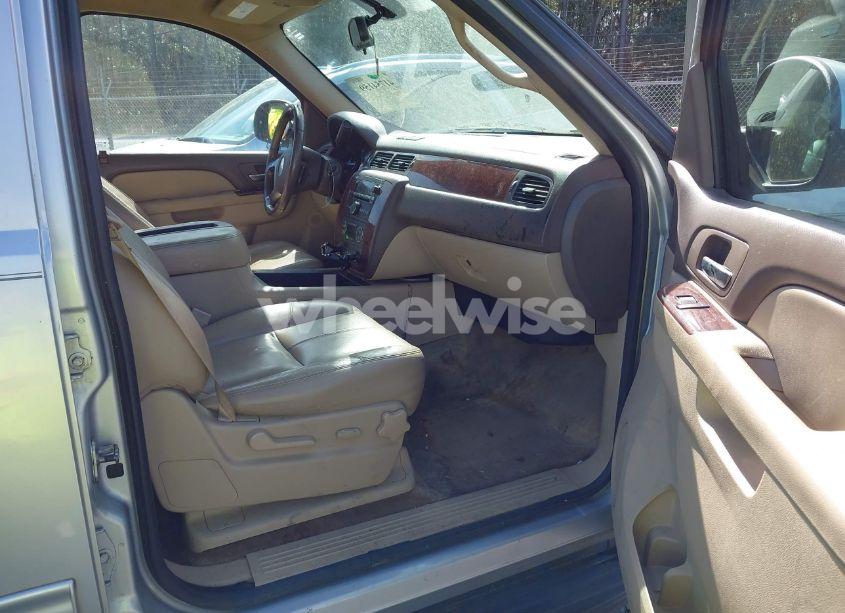 Photo 5 of 2011 Chevrolet Tahoe LT (VIN 1GNSCBE06BR190039)