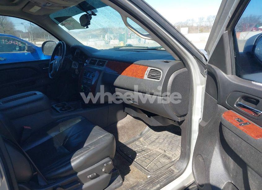 Photo 5 of 2011 Chevrolet Tahoe LT (VIN 1GNSCBE06BR339968)