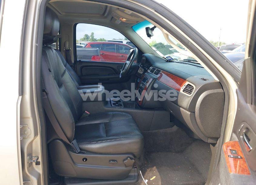 Photo 5 of 2013 Chevrolet Tahoe LT (VIN 1GNSCBE06DR169078)