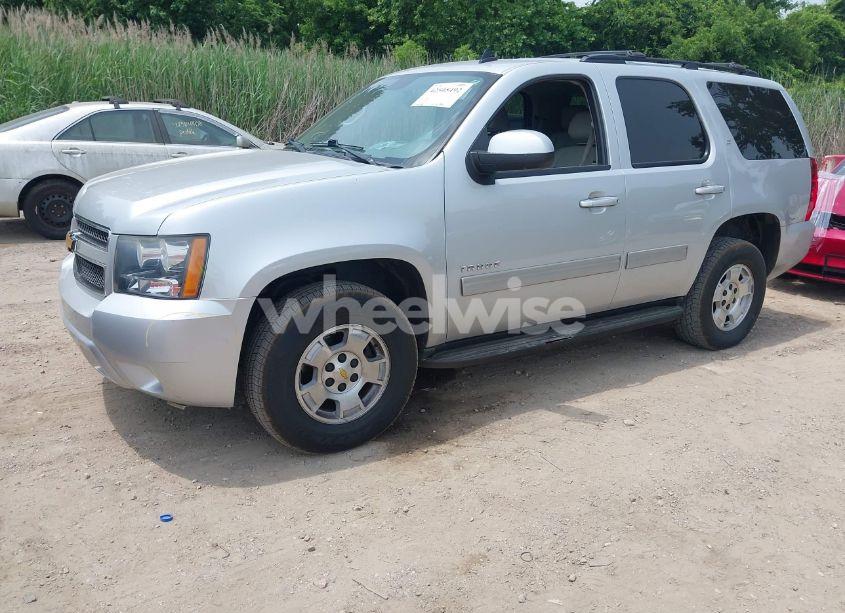 Photo 2 of 2013 Chevrolet Tahoe LT (VIN 1GNSCBE06DR320906)