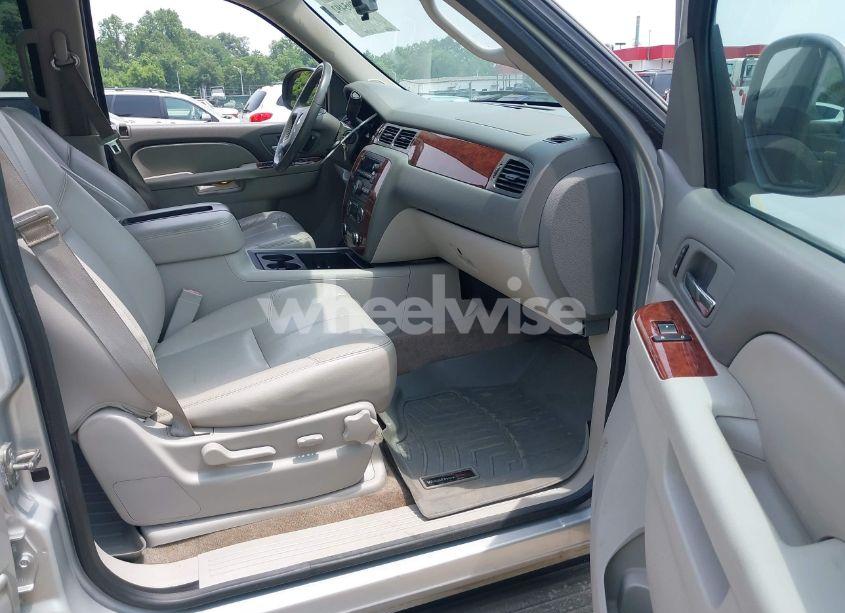 Photo 5 of 2013 Chevrolet Tahoe LT (VIN 1GNSCBE06DR320906)