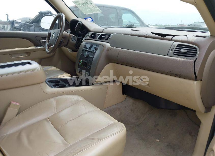 Photo 5 of 2011 Chevrolet Tahoe LT (VIN 1GNSCBE07BR243556)