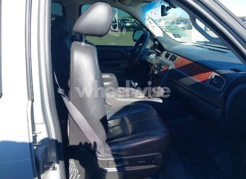 Photo 5 of 2011 Chevrolet Tahoe LT (VIN 1GNSCBE07BR277318)