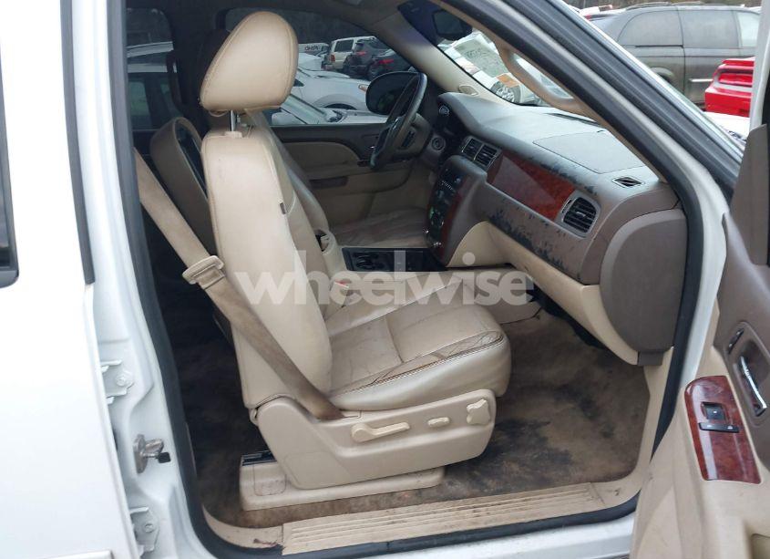 Photo 5 of 2014 Chevrolet Tahoe LT (VIN 1GNSCBE07ER146457)