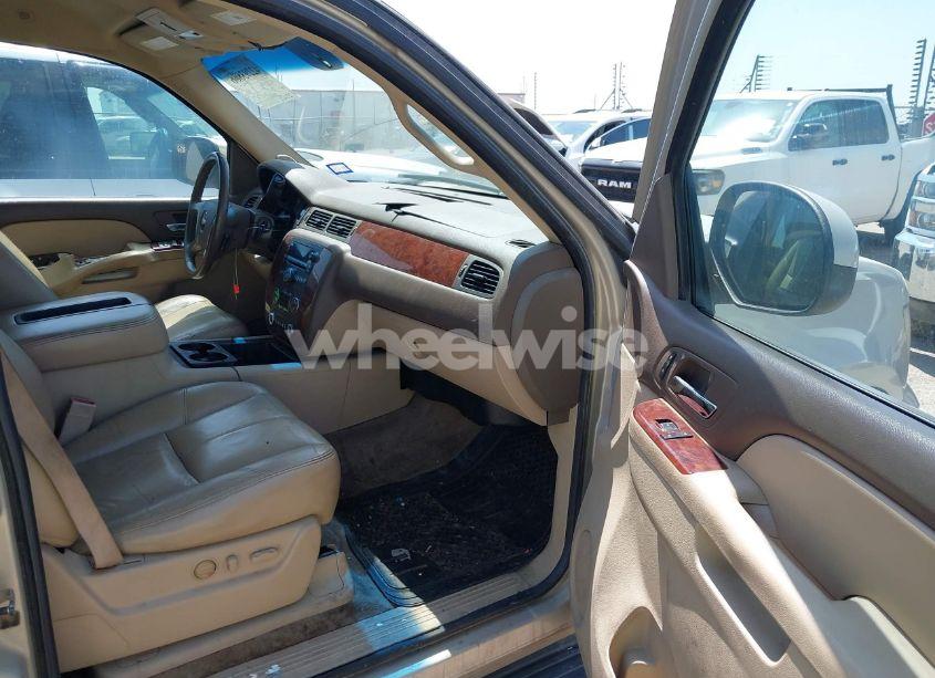 Photo 5 of 2011 Chevrolet Tahoe LT (VIN 1GNSCBE08BR108649)