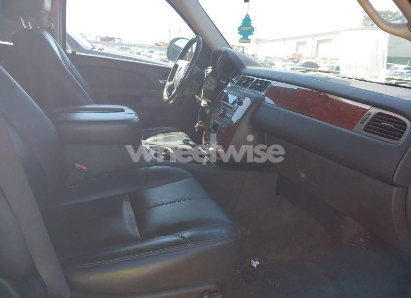 Photo 5 of 2011 Chevrolet Tahoe LT (VIN 1GNSCBE08BR273861)