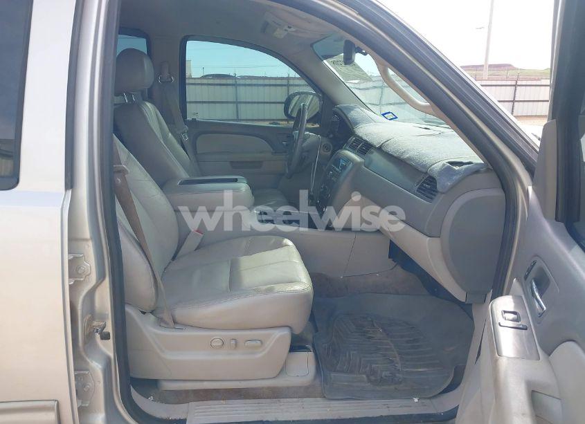 Photo 5 of 2011 Chevrolet Tahoe LT (VIN 1GNSCBE08BR369781)